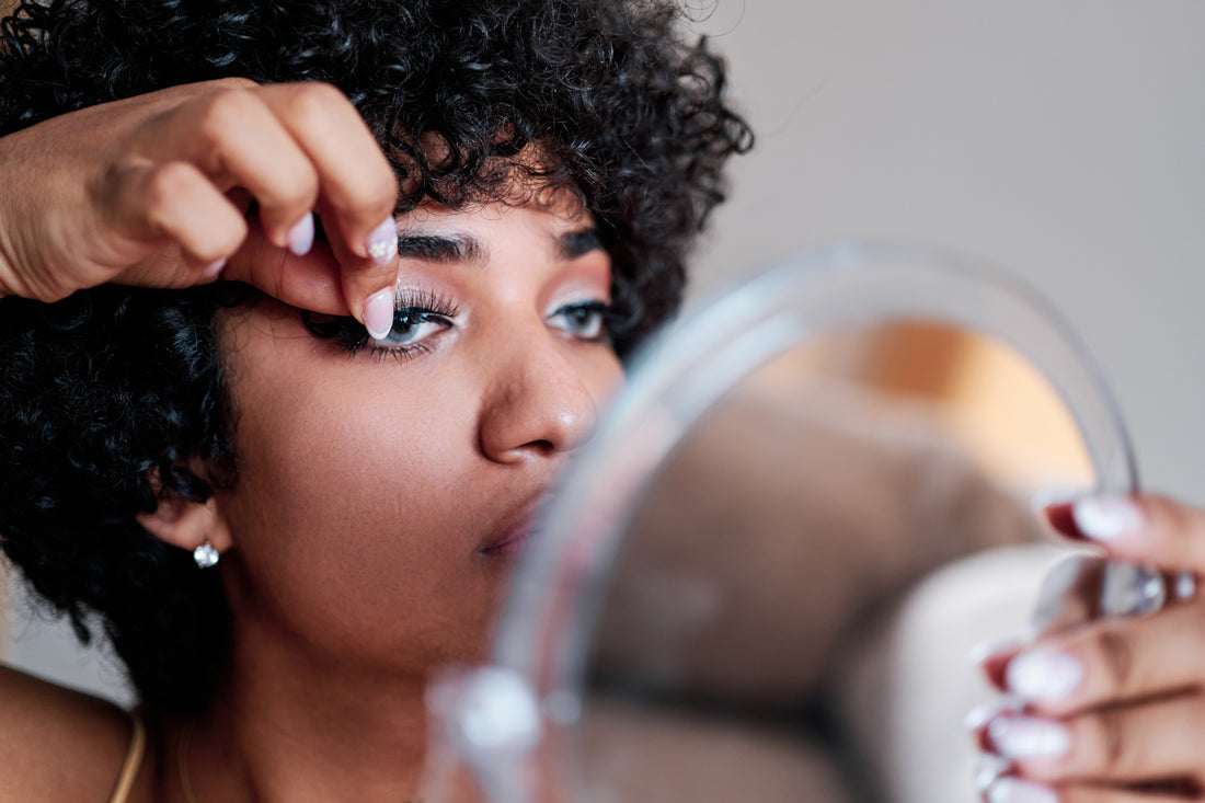 How to Put on Fake Eyelashes in 5 Simple Steps